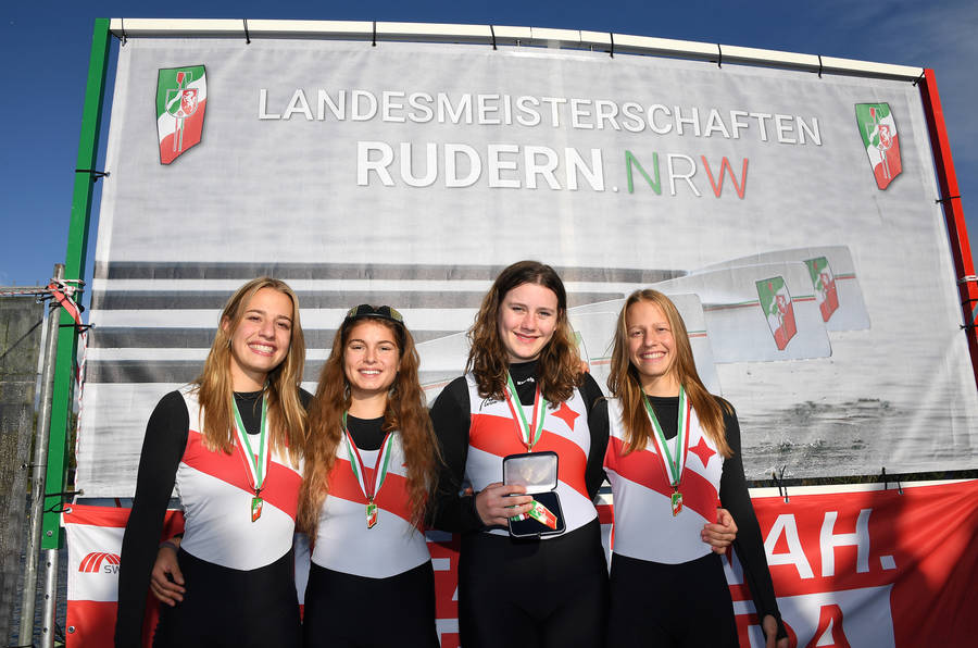 Der siegreiche Juniorinnen-Achter (von links): Julie Spring, Lea-Sophie Lehde, Amelie Lehde, Liana Büttner, Steuerfrau Hannah Euler, Sophie Brozio, Hannah Brozio, Melanie Solomov, Timea Ryll. Foto: meinruderbild.de