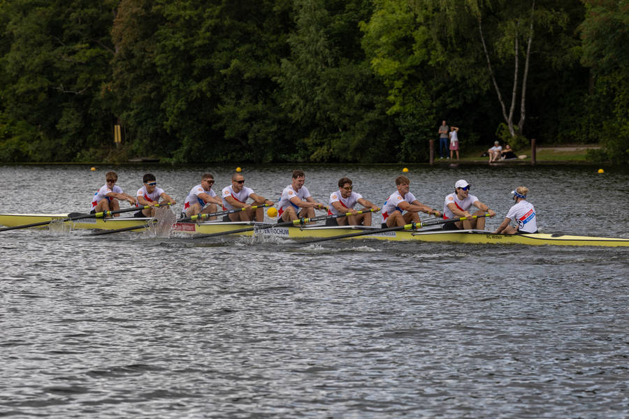 Der Bochum/Witten Achter auf dem Weg zum 7. Platz in Essen. Von links: Levi Noske, Hannes Badur, Caspar Stott, Justus Beckmann, Benjamin Daumann, Lukas Föbinger, Arne Irmai, Ben Langebartels, Sophie Weil. Foto: Jonas Mehnert/Ruder-Bundesliga.
