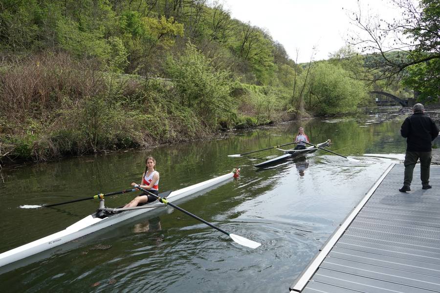 v.l. Liana Büttner und Juli Spring rudern Omma ihr Einer und Black Mamba an