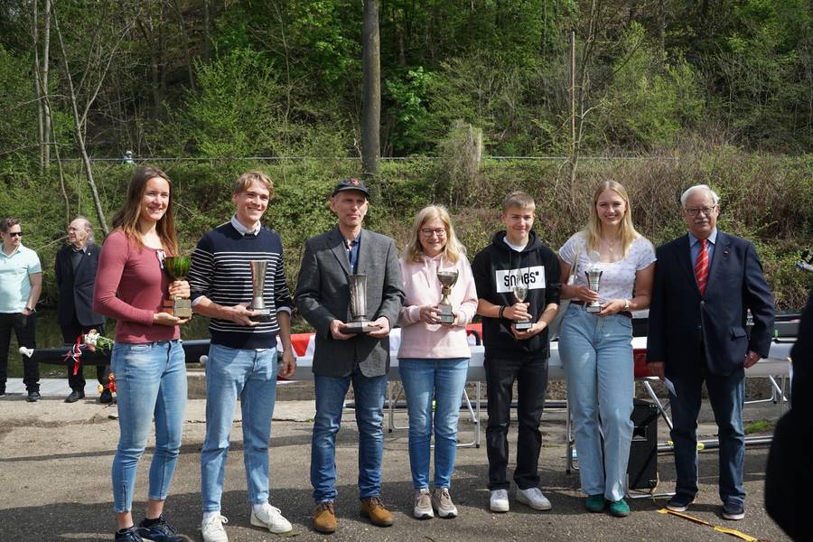 v.l. Sieger der KM Pokale Annika Steinau Finn Wolter Götz Büttner Agnes Schröder Maximilian Händel Julia Irmler mit dem Vorsitzenden des Förderkreises Uwe von Diecken