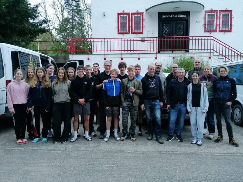 vlnr. Thea Langenohl(Dortmund), Lea-Sophie Lehde, Liana Büttner, Julie Spring, Amelie Lehde, Mara Klapper, Christian Solomov, Maximilian Händel, Lukas Tewes, Goofy, Anton Altenbernd, Lukas Albrecht, Arsenii Hackmann, Jan Lohmeyer, 4 Väter, Melanie Solomov, 1 Vater und 2 Mütter