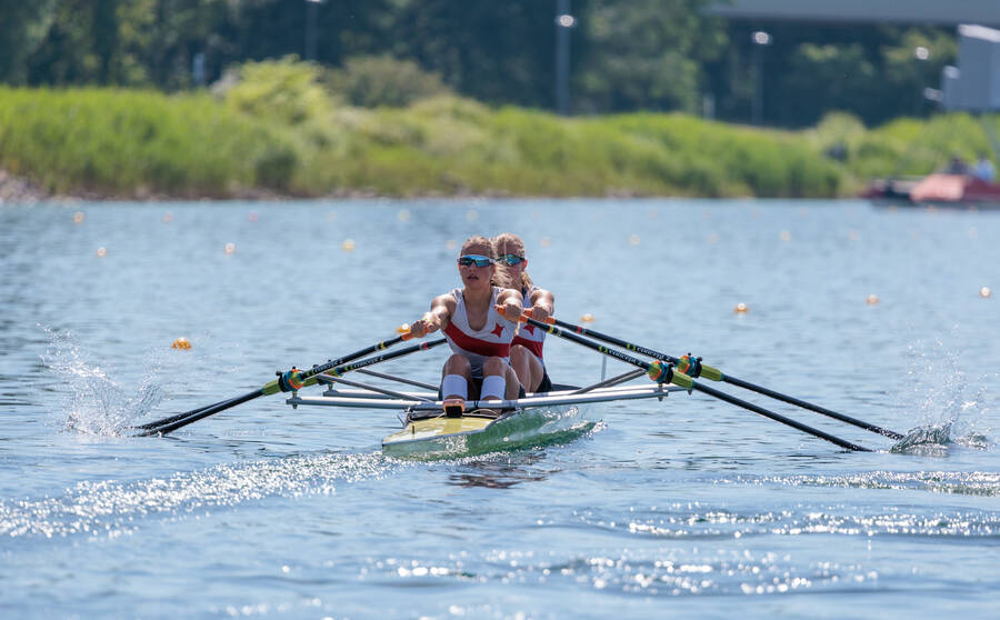 Lea-Sophie und Amelie Lehde gewannen an beiden Tagen den Leichtgewichts-Doppelzweier der A-Juniorinnen. Foto: meinruderbild.de