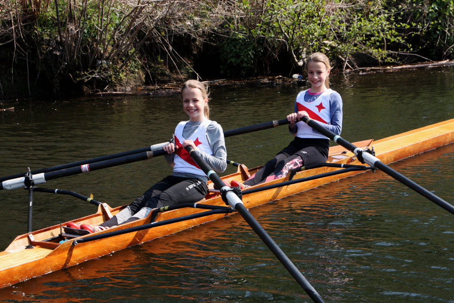 die Zwillingschwestern Lea-Sophie und Amelie Lehde