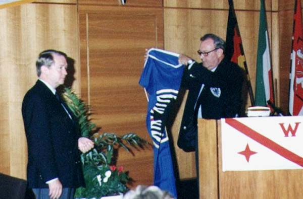 Der RCW-Vorsitzende Horst Noll übernimmt die DRV-Flagge