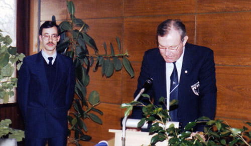 Uwe von Diecken lauscht dem DRV-Vorsitzenden