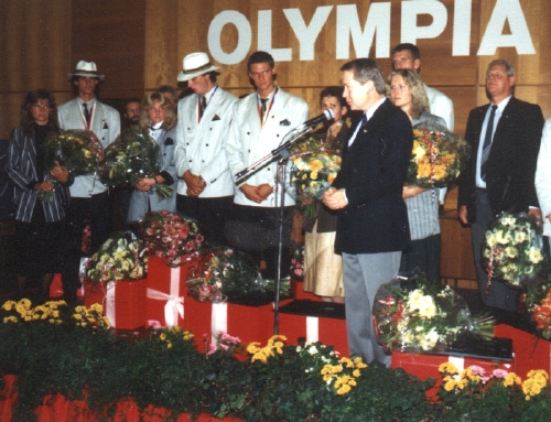 Der RCW-Vorsitzende Horst Noll ehrt den erfolgreichen Ruhrvierer Oly880004.jpg