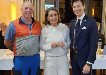 Für 25-jährige Vereinszugehörigkeit wurden Mark Lukas (links) und Britta Moll (mitte) vom Vorsitzenden Marcel van Delden (rechts) ausgezeichnet.