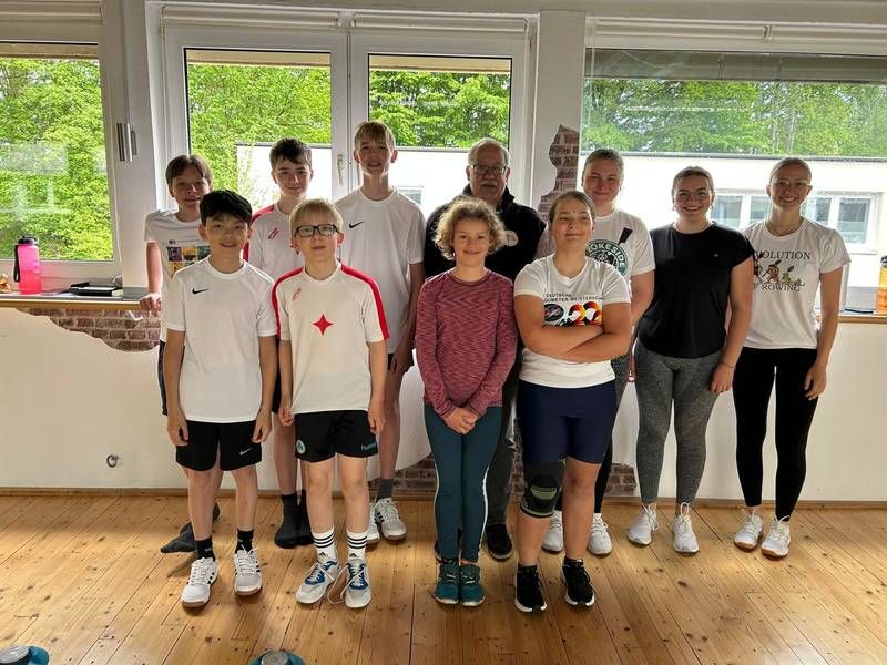 Kindertrainingsgruppe mit Cheftrainer Uwe von Diecken (Mitte) und den Trainerinnen.