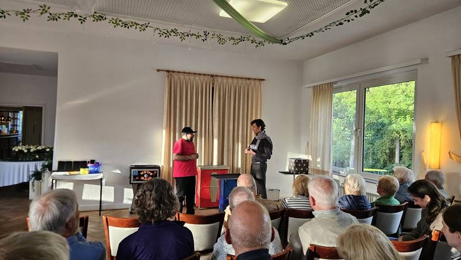 Ein Zauberer der Magic Academy Witten wählte den Clubvorsitzenden Marcel van Delden als nicht ganz freiwilligen Publikumsassistenten aus.