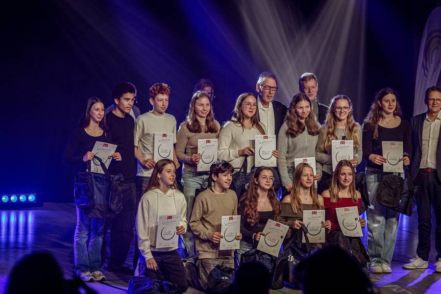 Ausgezeichnete Wittener Juniorinnen und Junioren mit Trainer Joachim „Goofy“ Ehrig: Hintere Reihe links nach rechts: Melanie Solomov, Willy Dörfler, Finn Lohmeyer, Hannah Brozio/Sophie Brozio, Milena Koch, Hannah Brozio/Sophie Brozio, Jonna Schneider, Julie Spring. Vordere Reihe links nach rechts: Timea Ryll, Semih Beck, Chiara Dmoch, Lea-Sophie Lehde, Amelie Lehde.