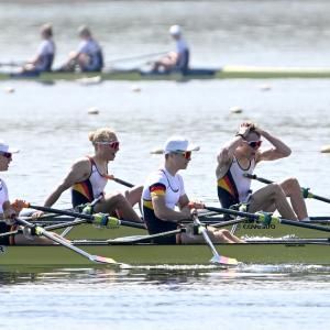 Nikita Mohr und Finn Wolter (hinteres Boot von links) nach der Zieldurchfahrt gegen das andere deutsche Boot