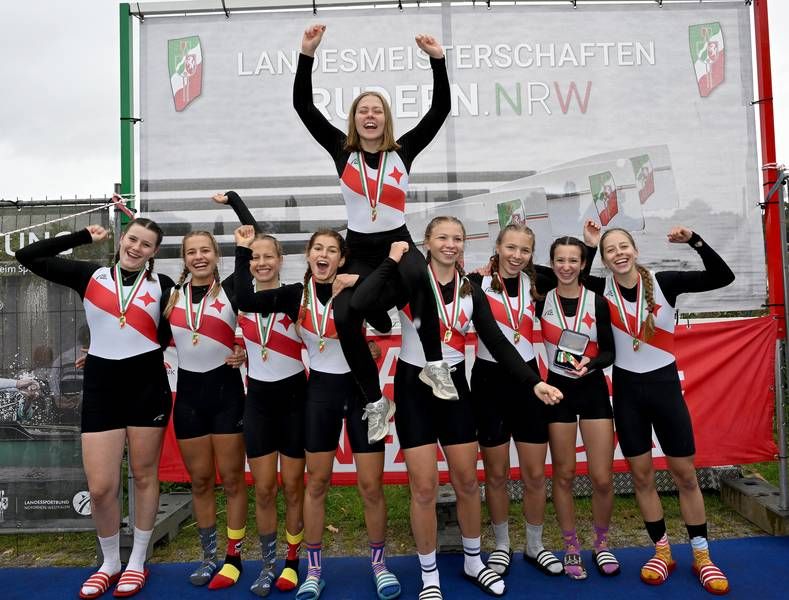 Der siegreiche Juniorinnen-Achter (von links): Julie Spring, Lea-Sophie Lehde, Amelie Lehde, Liana Büttner, Steuerfrau Hannah Euler, Sophie Brozio, Hannah Brozio, Melanie Solomov, Timea Ryll. Foto: meinruderbild.de