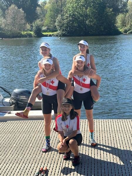 vl. Hannah Brozio, Timea Ryll, Sophie Brozio, Melanie Solomov und Steuerfrau Mara Sandmann