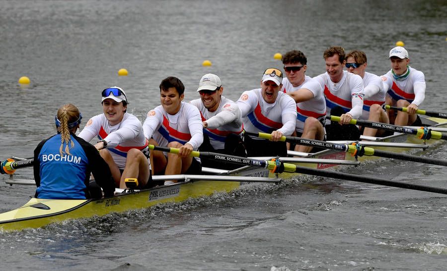 Der Bochum/Witten-Achter auf dem Weg zum hervorragenden 8. Platz in Gießen. Von Links: Steuerfrau Sophie Weil, Ben Langebartels, Oskar Badur, Lukas Föbinger, Caspar Stott, Henning Maaßen, Benjamin Daumann, Tim Packeisen, Levi Noske. Foto: Maren Derlien/Ruder-Bundesliga.