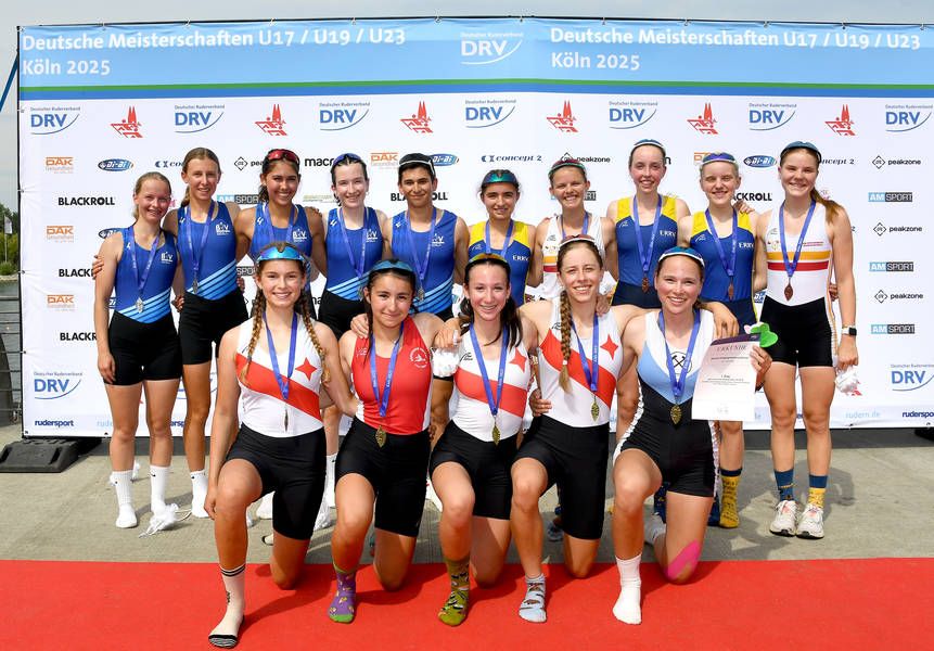 Deutsche Meister im Leichtgewichts-B-Juniorinnen Doppelvierer: Vorne von links: Liana Büttner, Emma Chobanyan (RV Waltrop), Melanie Solomov, Timea Ryll und Steuerfrau Emma Ziel (Ruderverein Bochum). Foto: meinruderbild.de