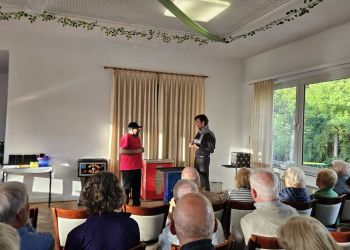 Ein Zauberer der Magic Academy Witten wählte den Clubvorsitzenden Marcel van Delden als nicht ganz freiwilligen Publikumsassistenten aus.