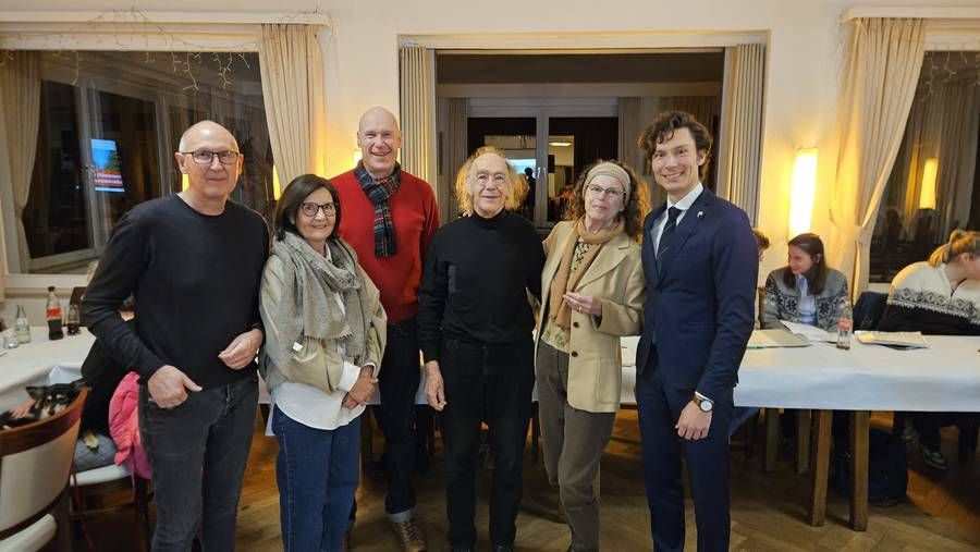 Die anwesenden Julilare: v.l. ​B​e​r​n​d​ u​n​d​ ​P​e​t​r​a​ ​A​n​d​r​e​e,​ ​M​a​r​t​i​n W​o​c​h​e​r,​ ​A​n​t​o​n​ u​n​d G​a​b​r​i​e​l​e​ S​c​h​n​u​r​r​ mit dem Vorsitzenden M​a​r​c​e​l​ v​a​n​ D​e​l​d​e​n.