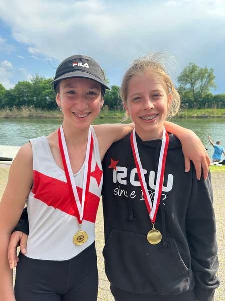 v.l. Melanie Solomov und Timea Ryll mit Medaillen der Langstrecke