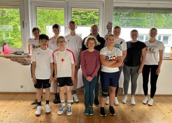 Kindertrainingsgruppe mit Cheftrainer Uwe von Diecken (Mitte) und den Trainerinnen.