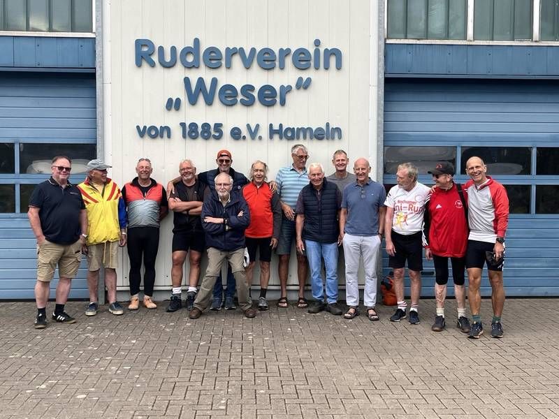 Die Mannschaft des 38. Weserachters: Uwe Bödecker, Dieter Borgmann, Götz Büttner, Guido und Volker Grabow, Axel Kunde, Marc Lukas, Rolf Nikolas, Helmut Olsberger, Franz Scheben, Anton Schnurr, Stephan von Petersdorf-Campen, Dieter Peters und Udo Wegermann.