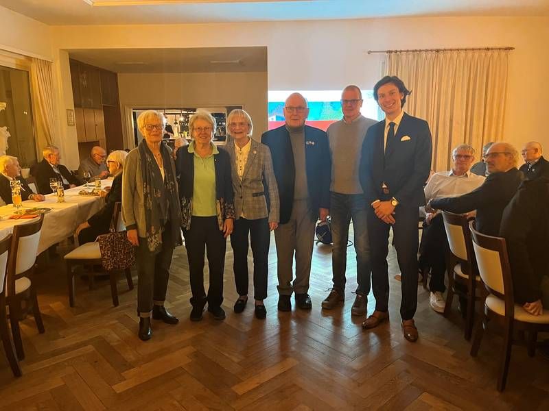 Die Jubilare (v.l.n.r.): Bärbel Hebestreit, Irmgard Frinken, Ursula Knoop, Siegfried Knoop, Ulrich Steube zusammen mit dem Vorsitzenden Marcel van Delden