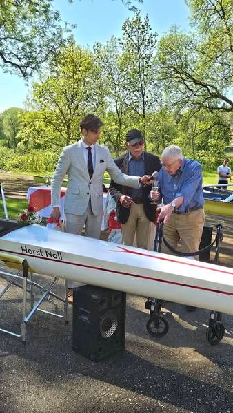 Horst Noll führt die Taufe des nach ihm bennanten Vierers durch.