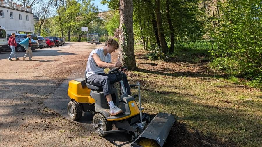 Finn Wolter auf der Kehrmaschine.